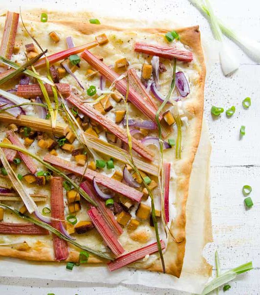 veganer Flammkuchen mit Rhabarber - The Vegetarian Diaries